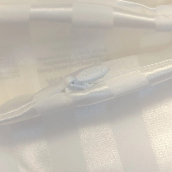 Blissy 22-Momme 100% Mulberry Silk Pillowcase White Striped Queen Size 20"x 30” - Picture 7 of 8